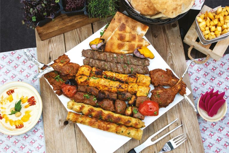 La cina merge perfect un kebab din carne de pui bine asezat
